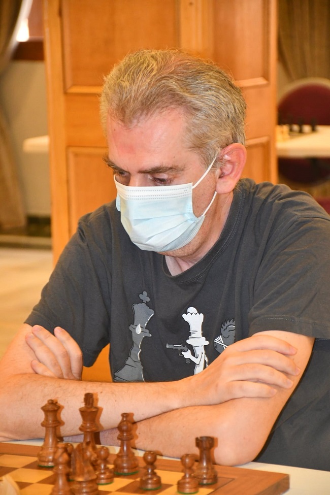 un servidor favorecido por la mascarilla